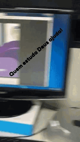 a computer screen with quem estuda deus ajudal on it