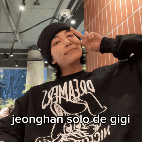 a person wearing a black shirt that says jeonghan solo de gigi