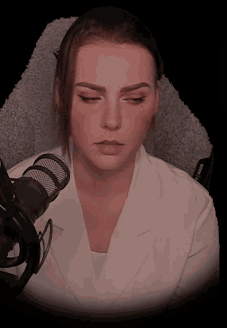 a woman sitting in front of a microphone that says rode on it