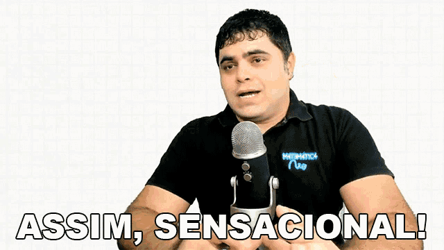 a man wearing a black shirt that says matematica on it