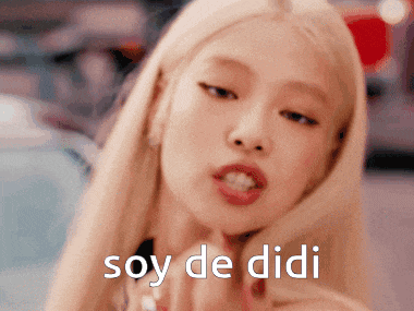 a close up of a woman 's face with the words soy de didi written below her