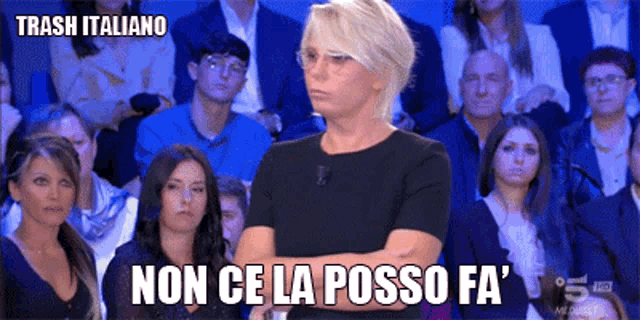 a woman stands in front of a crowd with the words trash italiano on the bottom
