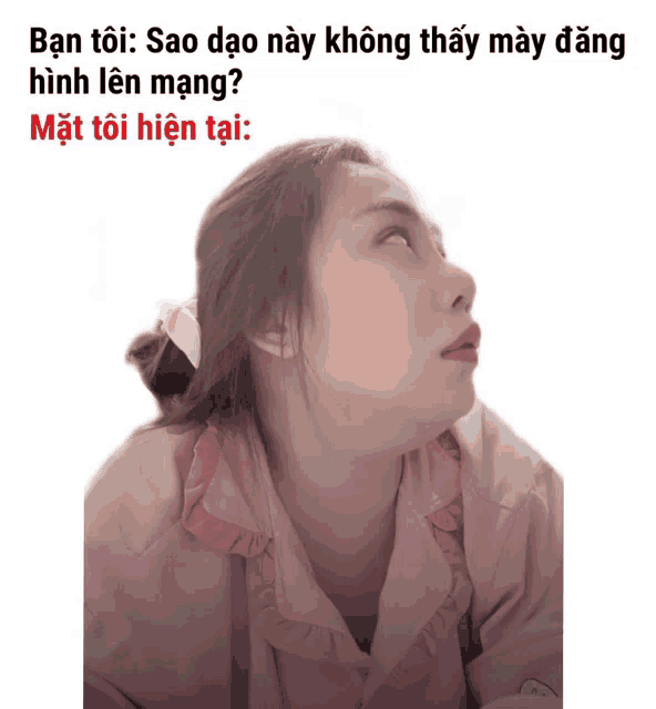 a woman in a pink shirt is looking up with a foreign language caption