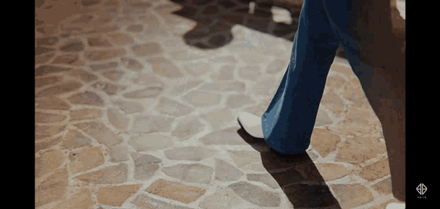 a person 's feet are shown in a video with the letters sd on the bottom of the screen