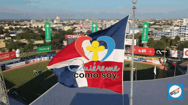 a flag that says quiereme como soy is flying in the wind