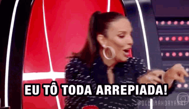 a woman is sitting in a chair with the words eu to toda arrepiada