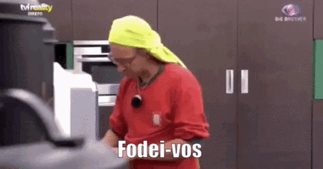 a woman in a red shirt is standing in a kitchen with the words " fodei-vos " on the screen