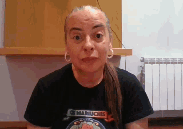 a woman wearing a shirt that says os maruches