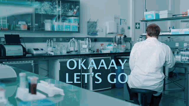 Homem em um laboratório dizendo "vamos lá" em inglês.