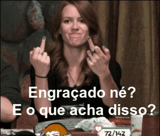 a woman giving the middle finger with the words engracado ne on the bottom