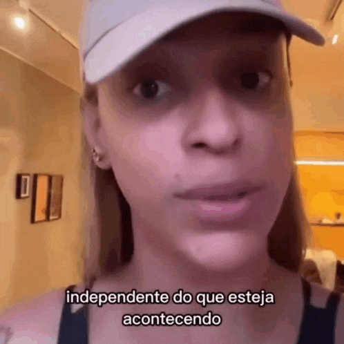 a woman wearing a hat says independente do que esteja acontecendo