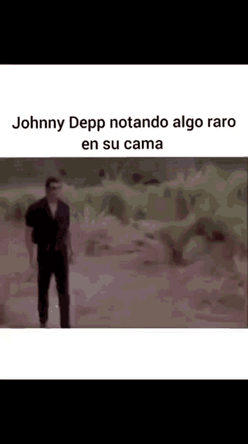 a man is walking down a dirt road with the words johnny depp notando algo raro en su cama on the bottom