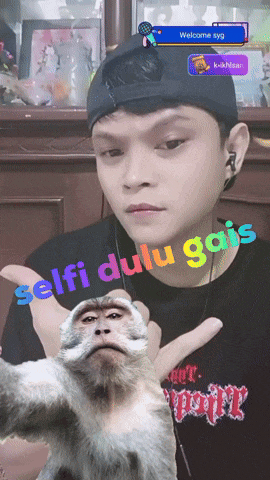 a man taking a selfie with a monkey that says selfie dulu gais