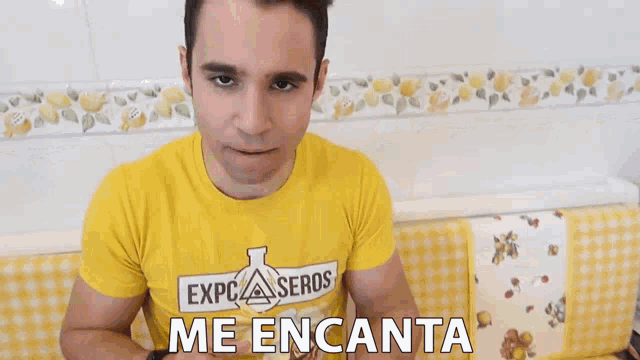 a man wearing a yellow shirt that says expcaseros me encanta