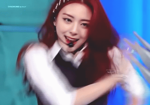유나 신유나 미소 춤 무대 노래 빨간머리 있지 잇지 GIF - Yuna Shin Yuna Sing GIFs