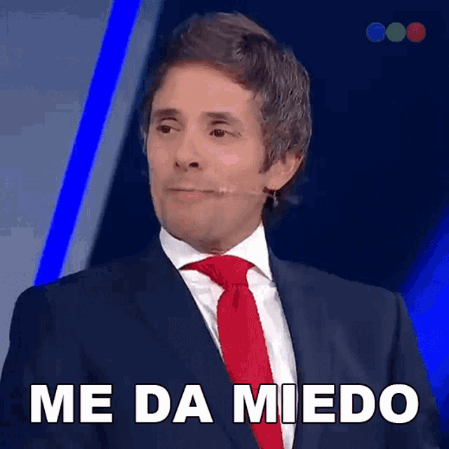 a man in a suit and tie says me da miedo in spanish