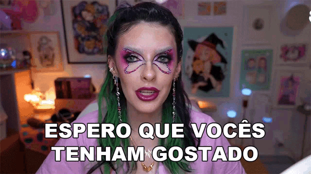 a woman with green hair says espero que voces tenham gostado