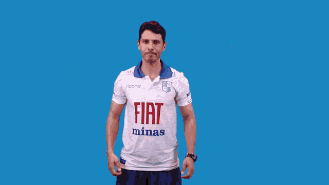 a man wearing a white shirt with fiat minas written on it