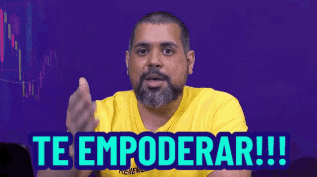 a man in a yellow shirt says te empoderar !!!