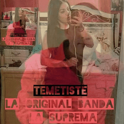 a woman taking a selfie in front of a mirror with the words la original banda la suprema