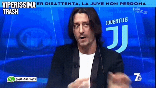 a man is talking in front of a screen that says juventus jj