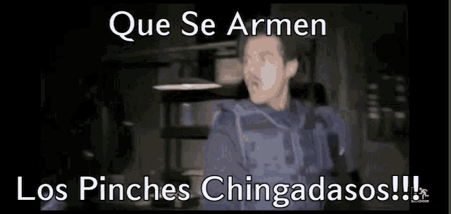 a man in a black vest is standing in a dark room with the words `` que se armen los pinches chingadasos !!! ''