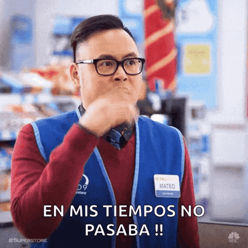 a man wearing glasses and a blue vest says en mis tiempos no pasaba !!