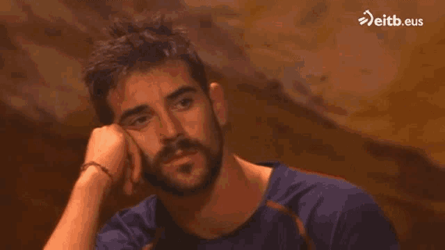 a man with a beard rests his head on his hand with eitb.eus written in the corner