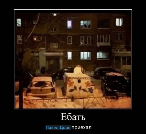a picture of cars parked in front of a building with a foreign language caption