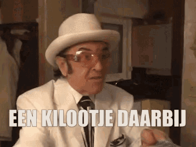 a man in a white suit and hat is saying een kilootje daarbij