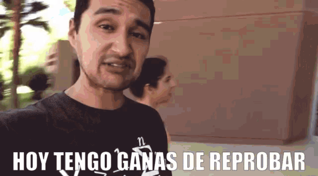 a man taking a selfie with the words hoy tengo ganas de reprobar