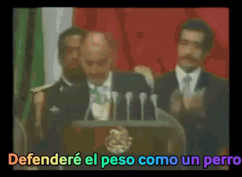 a man stands at a podium with the words defendere el peso como un perro written below him