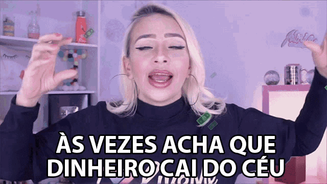 a woman in a black turtleneck says as vezes acha que dinheiro cal do ceu