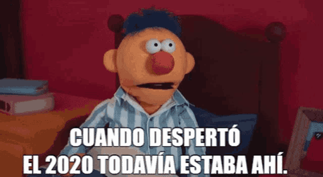 a cartoon character is laying in bed with the words cuando desperto el 2020 todavia estaba ahi on the bottom