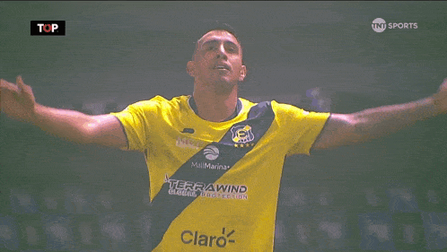 a man in a yellow and black jersey with the word claro on the front