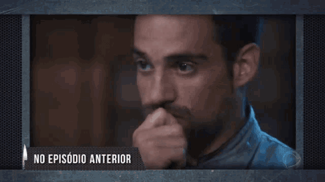 a man is covering his mouth with his hand and the words no episodio anterior are above him .