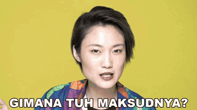 a woman with short hair says gimana tuh maksudnya on a yellow background