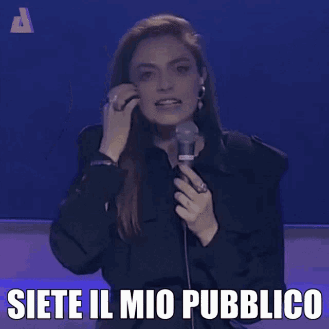 a woman singing into a microphone with the words siete il mio pubblico written below her