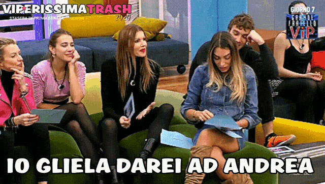 a group of people are sitting on a couch with a caption that says io gliela darei ad andrea