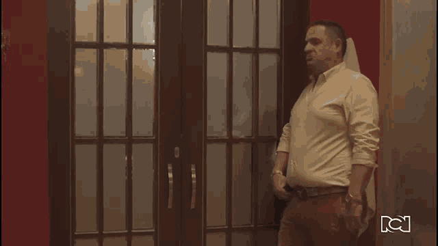 a man standing in front of a door with the words no señora in front of him