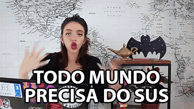 a woman says todo mundo precisa do sus while standing in front of a map