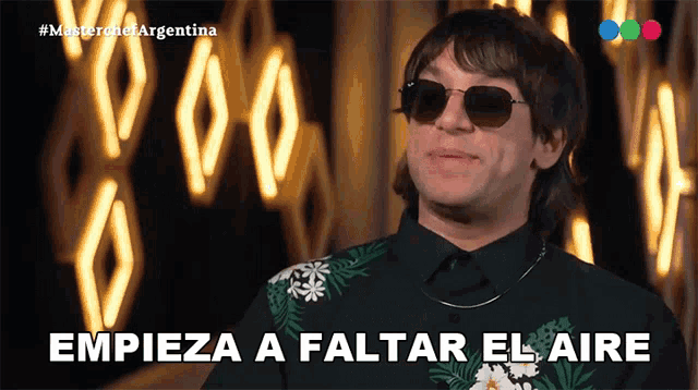 a man wearing sunglasses and a black shirt says empieza a faltar el aire on the bottom