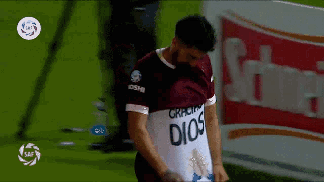 a soccer player with a shirt that says dios on it