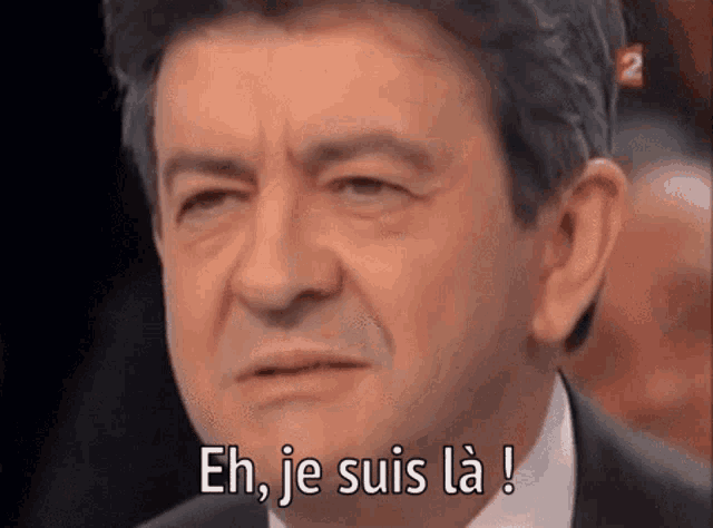 a close up of a man 's face with the words eh je suis la