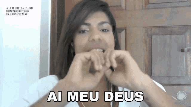 a woman making a heart shape with her hands and the words ai meu deus written below her