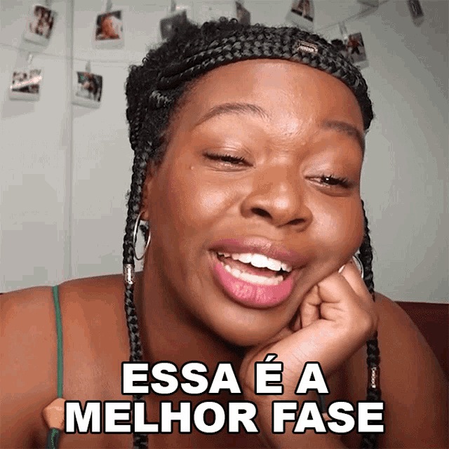 a woman with braids is smiling with the words essa e a melhor fase behind her
