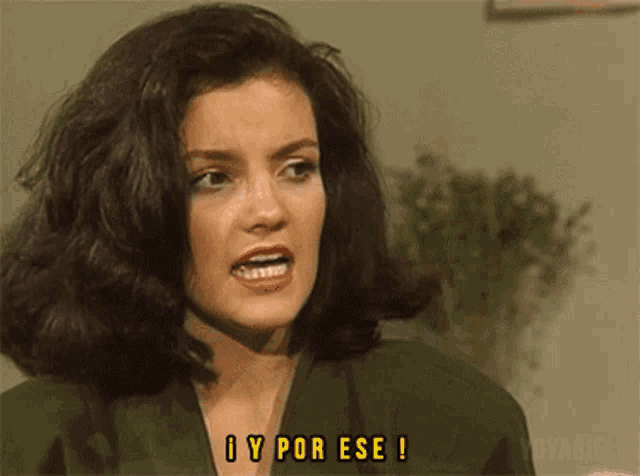 a woman in a green jacket says i y por ese !