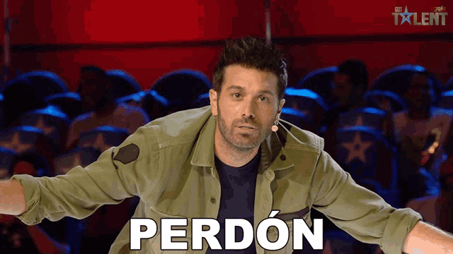 a man in a green jacket is standing in front of a crowd with the word perdon written on his chest