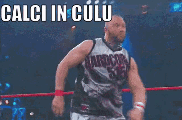 a wrestling ring with the words calci in culo a mezu fronte