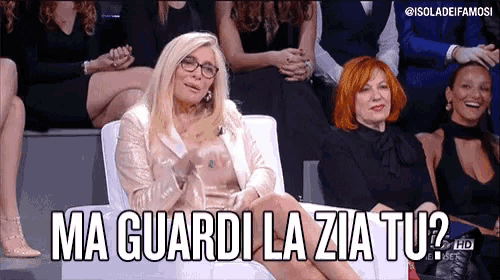 a woman sitting on a couch with the words ma guardi la zia tu written below her